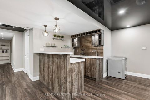 Photo 32 at 22 Wolf Creek Crescent, Patterson, Vaughan