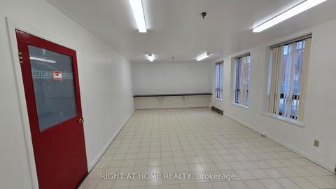 Photo 5 at 47 - 101 Freshway Drive, Concord, Vaughan