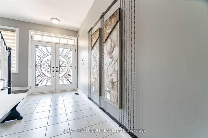 Photo 3 at 19 Durango Drive, Credit Valley, Brampton