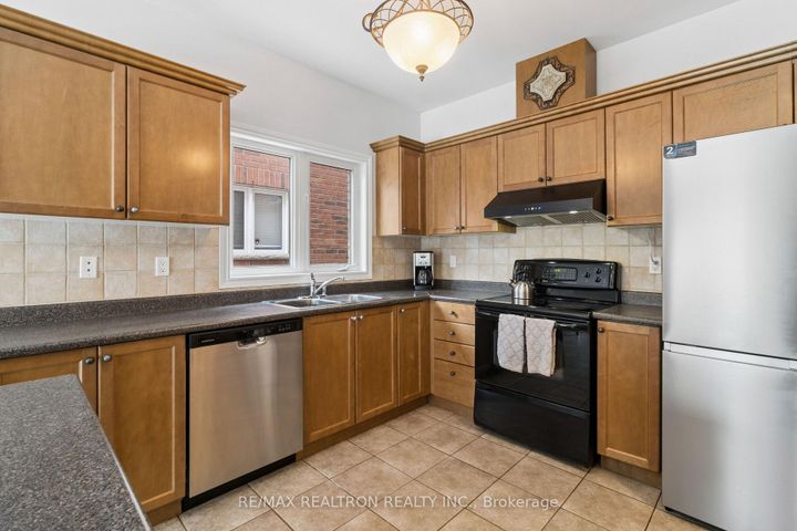 Photo 5 at 32 Brackenwood Avenue, Westbrook, Richmond Hill