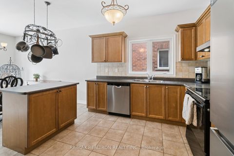 Photo 6 at 32 Brackenwood Avenue, Westbrook, Richmond Hill