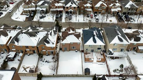 Photo 4 at 56 Wildberry Crescent, Vellore Village, Vaughan