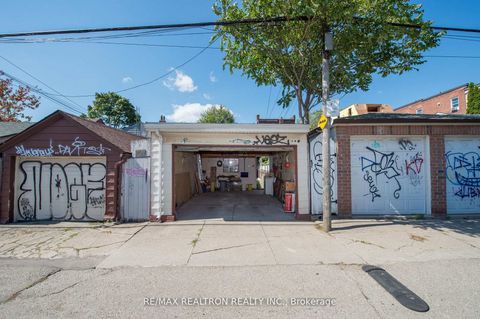 Photo 32 at 99 Euclid Avenue, Bellwoods, Toronto