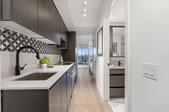 Photo 6 at 612 - 5 Lakeview Avenue, Bellwoods, Toronto