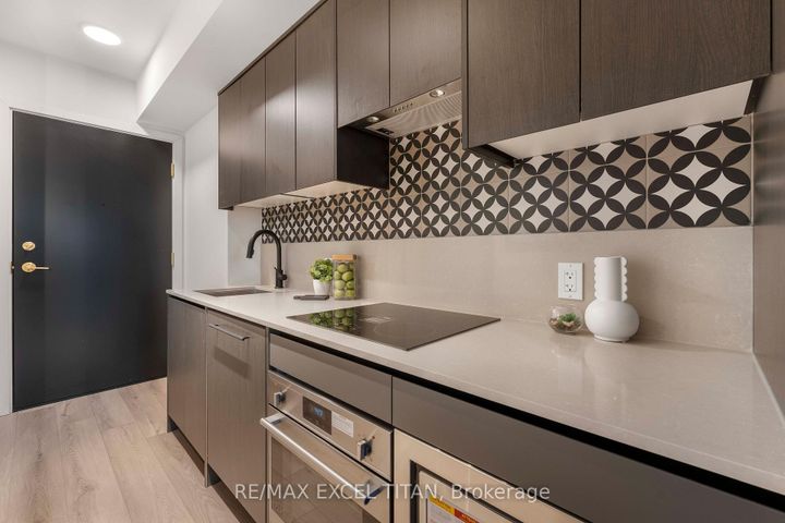 Photo 9 at 612 - 5 Lakeview Avenue, Bellwoods, Toronto