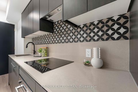 Photo 11 at 612 - 5 Lakeview Avenue, Bellwoods, Toronto