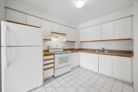 Photo 2 at 24 - 611 Gibney Crescent, Summerhill Estates, Newmarket