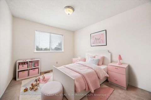 Photo 12 at 24 - 611 Gibney Crescent, Summerhill Estates, Newmarket