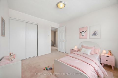 Photo 13 at 24 - 611 Gibney Crescent, Summerhill Estates, Newmarket