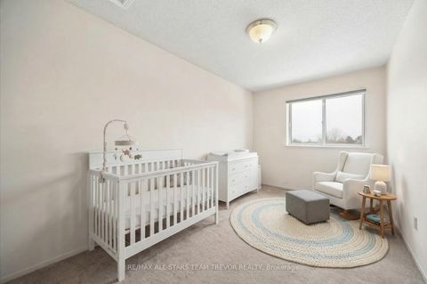 Photo 14 at 24 - 611 Gibney Crescent, Summerhill Estates, Newmarket