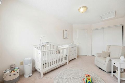 Photo 15 at 24 - 611 Gibney Crescent, Summerhill Estates, Newmarket