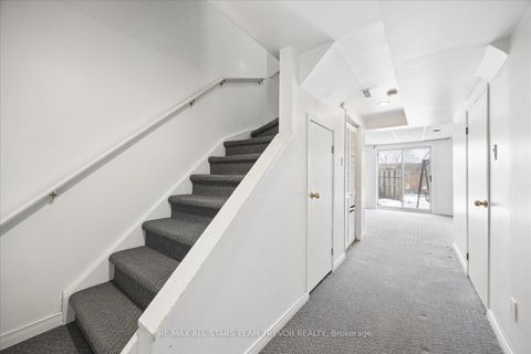 Photo 17 at 24 - 611 Gibney Crescent, Summerhill Estates, Newmarket