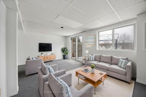 Photo 19 at 24 - 611 Gibney Crescent, Summerhill Estates, Newmarket