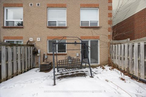 Photo 24 at 24 - 611 Gibney Crescent, Summerhill Estates, Newmarket