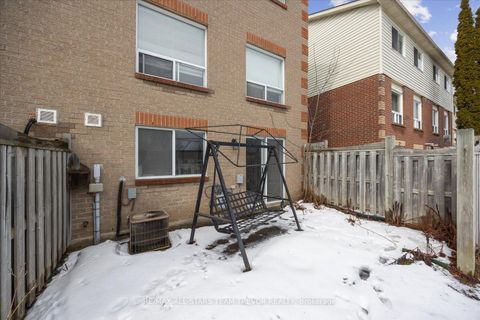 Photo 25 at 24 - 611 Gibney Crescent, Summerhill Estates, Newmarket