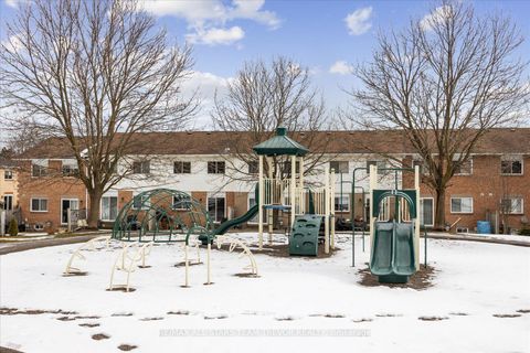 Photo 28 at 24 - 611 Gibney Crescent, Summerhill Estates, Newmarket