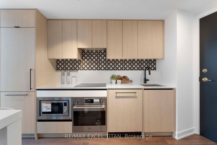 Photo 7 at 703 - 5 Lakeview Avenue, Bellwoods, Toronto