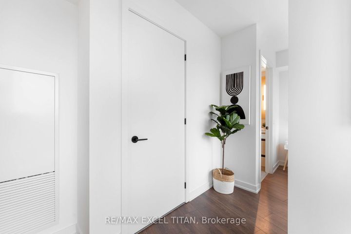 Photo 13 at 703 - 5 Lakeview Avenue, Bellwoods, Toronto