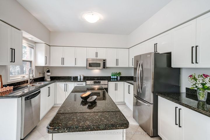 Photo 10 at 9 Morrison Creek Crescent, RO River Oaks, Oakville