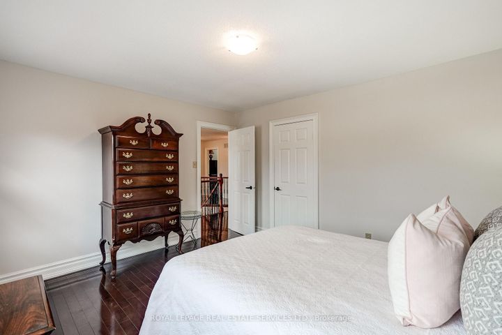 Photo 21 at 9 Morrison Creek Crescent, RO River Oaks, Oakville