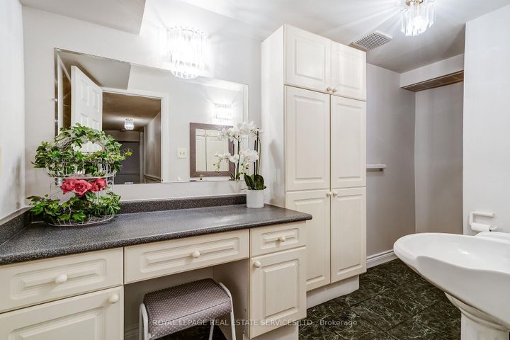 Photo 40 at 9 Morrison Creek Crescent, RO River Oaks, Oakville