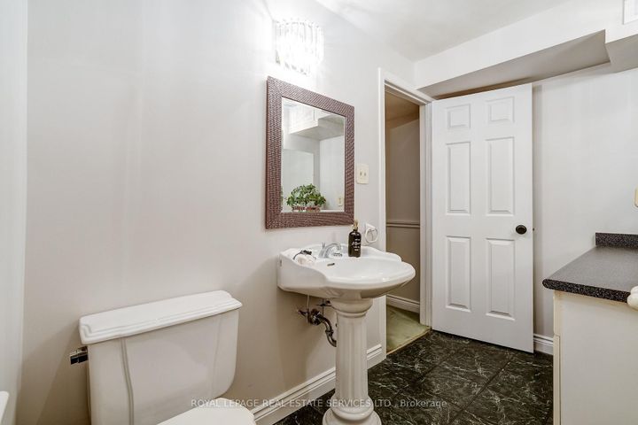 Photo 41 at 9 Morrison Creek Crescent, RO River Oaks, Oakville