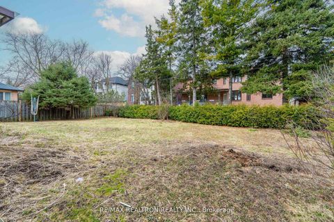 Photo 13 at 30 Lawnview Drive, Willowdale East, Toronto