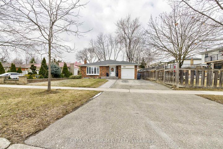 Photo 2 at 2481 Bromsgrove Road, Clarkson, Mississauga