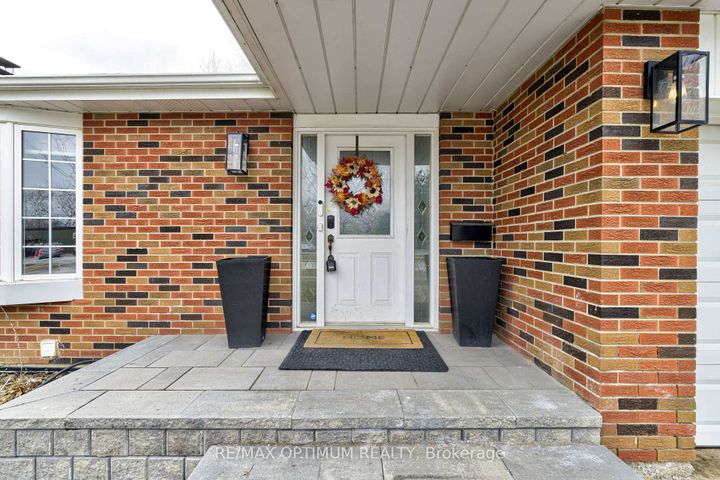 Photo 3 at 2481 Bromsgrove Road, Clarkson, Mississauga