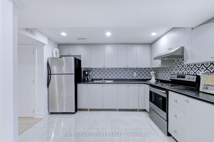 Photo 30 at 2481 Bromsgrove Road, Clarkson, Mississauga