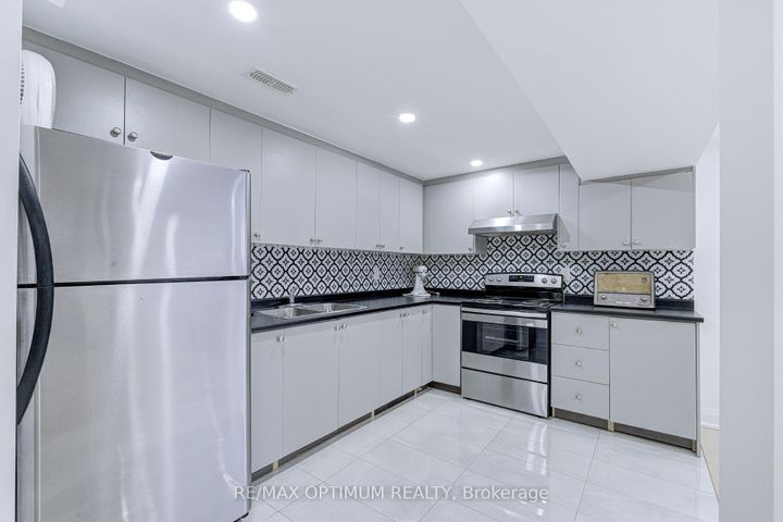 Photo 31 at 2481 Bromsgrove Road, Clarkson, Mississauga