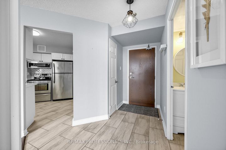 Photo 2 at 1410 - 50 Kingsbridge Garden Circle, Hurontario, Mississauga