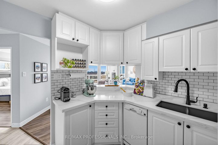 Photo 4 at 1410 - 50 Kingsbridge Garden Circle, Hurontario, Mississauga