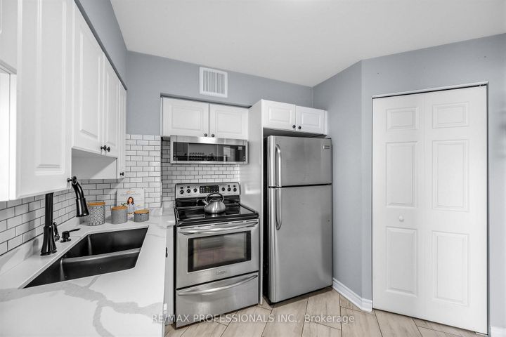 Photo 6 at 1410 - 50 Kingsbridge Garden Circle, Hurontario, Mississauga