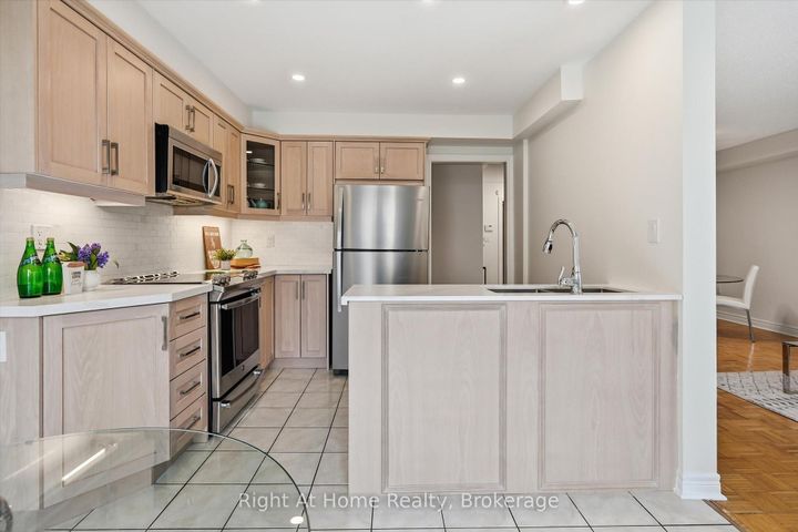 Photo 4 at 2255 Hummingbird Way, WT West Oak Trails, Oakville