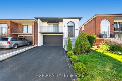 Photo 1 at 7 Boyne Highlands Court, Concord, Vaughan
