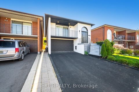 Photo 2 at 7 Boyne Highlands Court, Concord, Vaughan