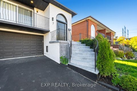 Photo 3 at 7 Boyne Highlands Court, Concord, Vaughan