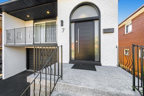 Photo 4 at 7 Boyne Highlands Court, Concord, Vaughan