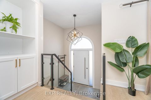 Photo 5 at 7 Boyne Highlands Court, Concord, Vaughan