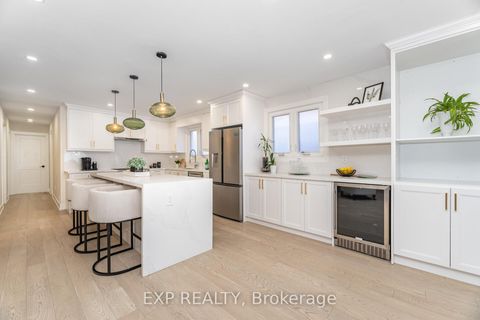 Photo 7 at 7 Boyne Highlands Court, Concord, Vaughan