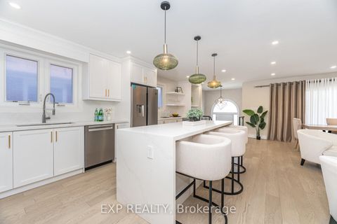 Photo 8 at 7 Boyne Highlands Court, Concord, Vaughan