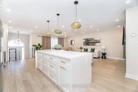 Photo 10 at 7 Boyne Highlands Court, Concord, Vaughan