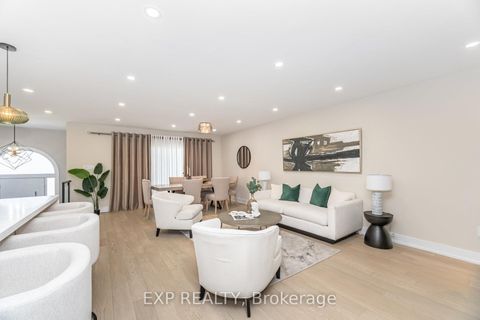 Photo 11 at 7 Boyne Highlands Court, Concord, Vaughan