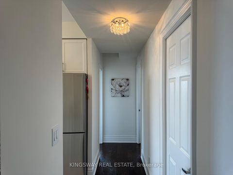 Photo 10 at 3009 - 3880 Duke Of York Boulevard, City Centre, Mississauga