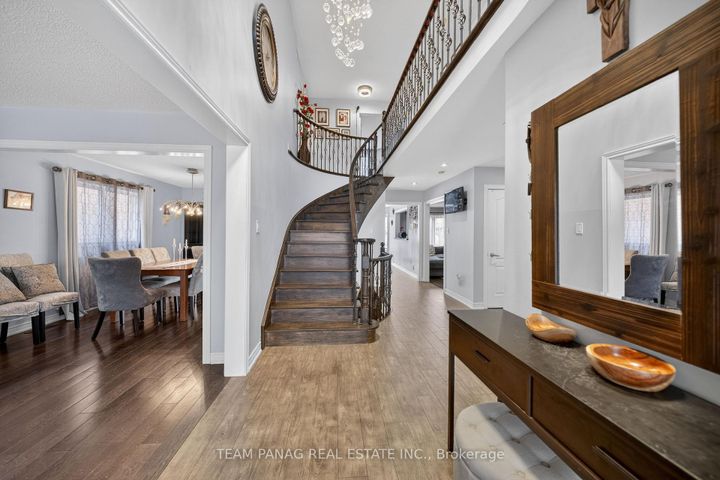 Photo 3 at 8 Deerglen Drive, Wellington, Brampton