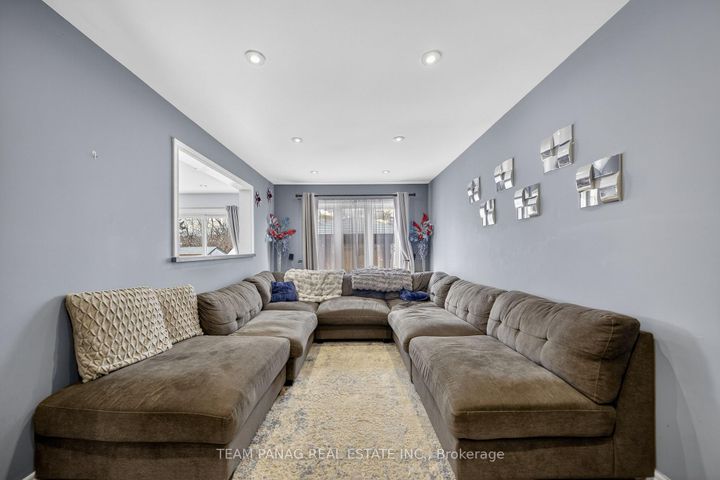 Photo 7 at 8 Deerglen Drive, Wellington, Brampton