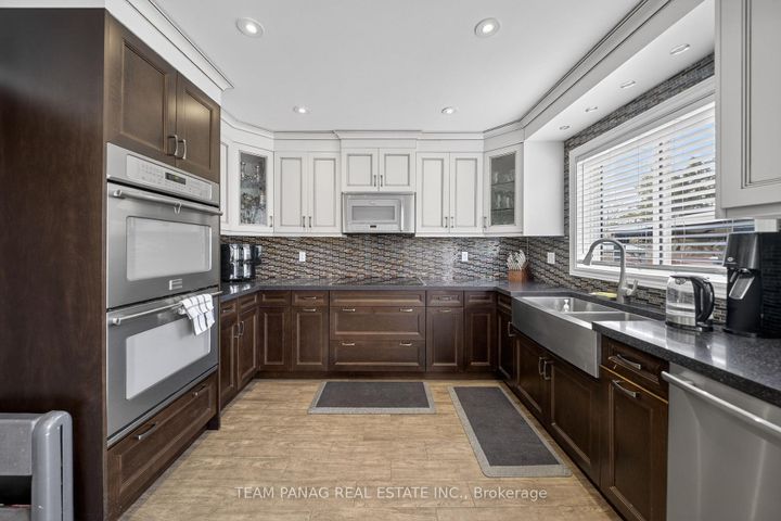 Photo 10 at 8 Deerglen Drive, Wellington, Brampton