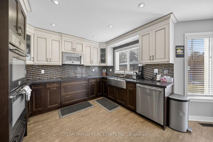 Photo 11 at 8 Deerglen Drive, Wellington, Brampton