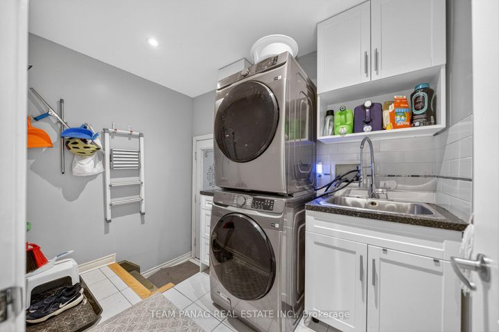 Photo 15 at 8 Deerglen Drive, Wellington, Brampton
